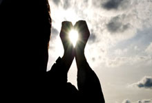 遭巴拉圭球迷辱骂，比达尔手势回应：我有两个美洲杯冠军.